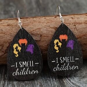 NWT! Disney Hocus Pocus “I Smell Children” Pierced Dangle Earrings!